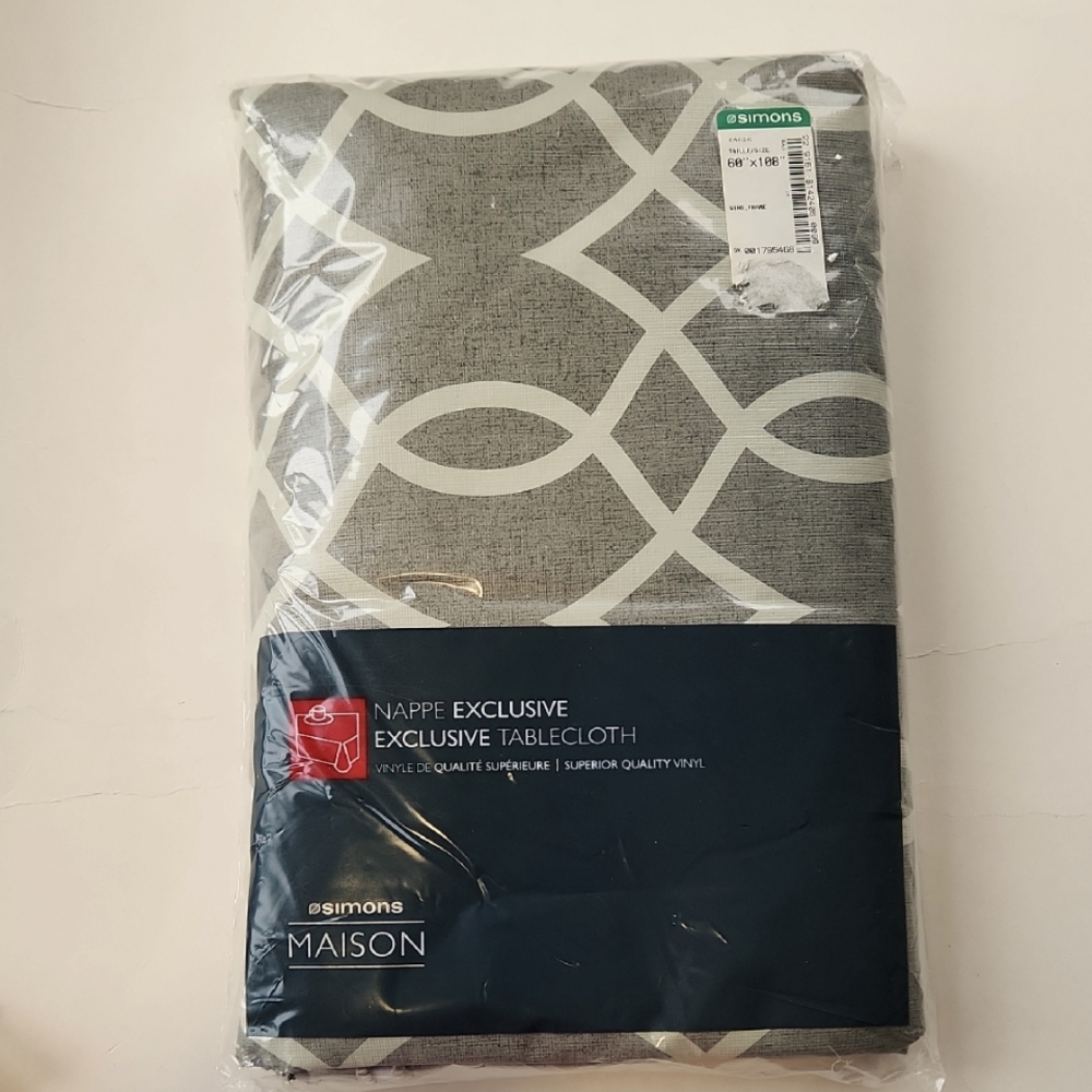NWT / Superior Quality Vinyl Tablecloth
